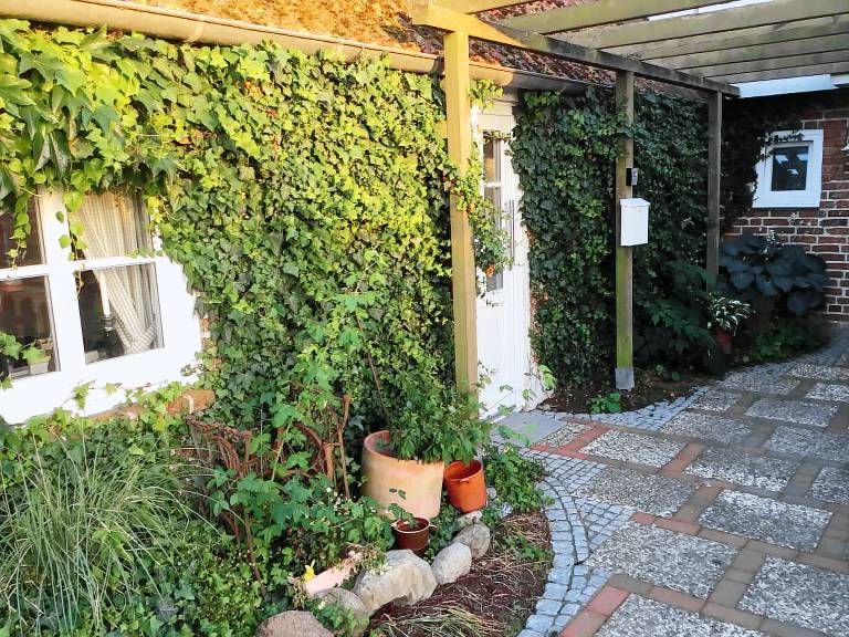 Child-friendly wonderful rental apartment with yard, terrace & barbecue | Garden view | Pets are welcome — photo 2