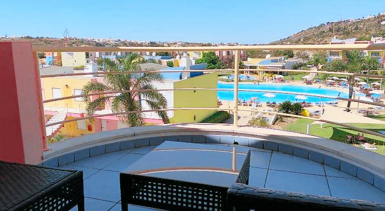 Apartment with jacuzzi & pool — photo 3