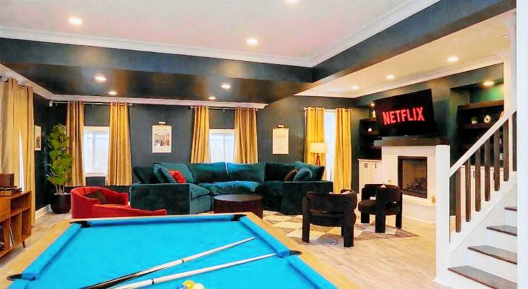 NEW Final Four Fun- Karaoke Lounge - Hot Tub - Prof Photos Coming Soon in Marion, IN