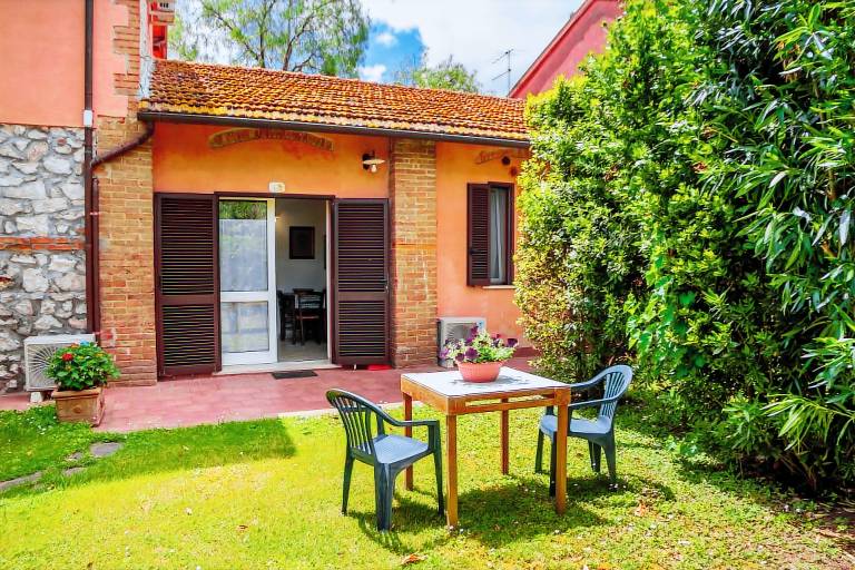 Apartment 'Aia' with Private Garden, Wi-Fi and Air Conditioning in Grosseto