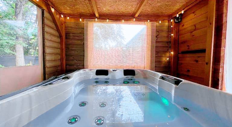 Beautiful chalet with jacuzzi, barbecue & patio | Dogs allowed — photo 3