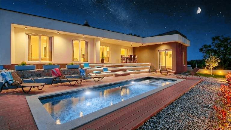 Villa with barbeque, heated pool & terrace in Medulin