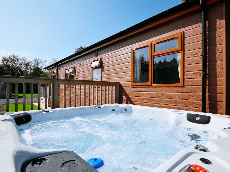 Lodge with garden, hot tub & patio | Pets are welcome in Okehampton