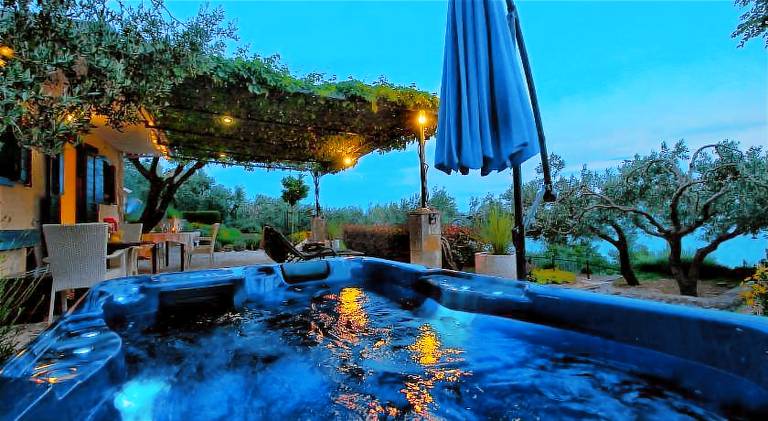 Vacation home with jacuzzi | Pets are welcome — photo 3