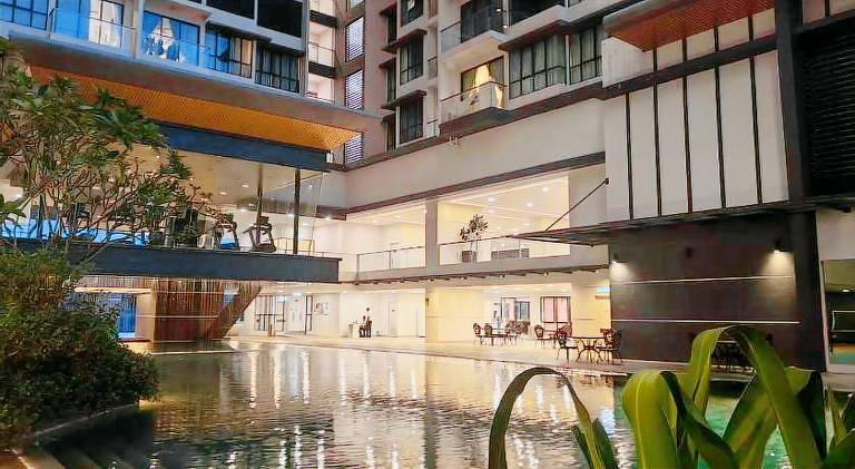 Serviced apartment with patio, private pool & yard — photo 4