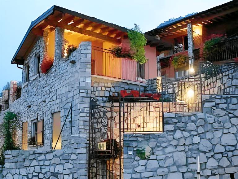 Charming serviced apartment with pool, garden & terrace | Close to the beach | Pets are welcome in Gargnano