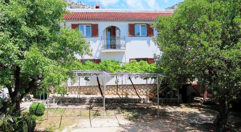 Apartment with terrace & yard in Starigrad