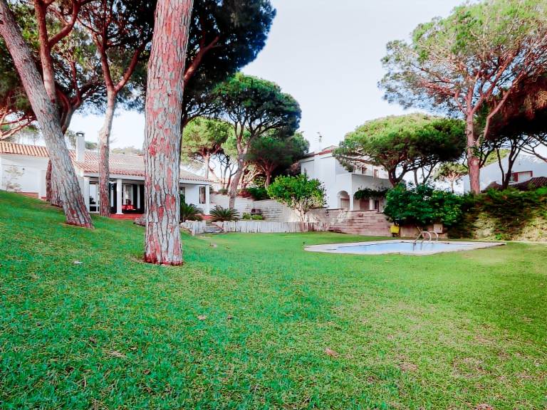 Villa with patio, yard & barbeque — photo 4