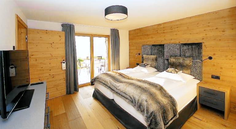 Chalet with pool & hot tub — photo 2