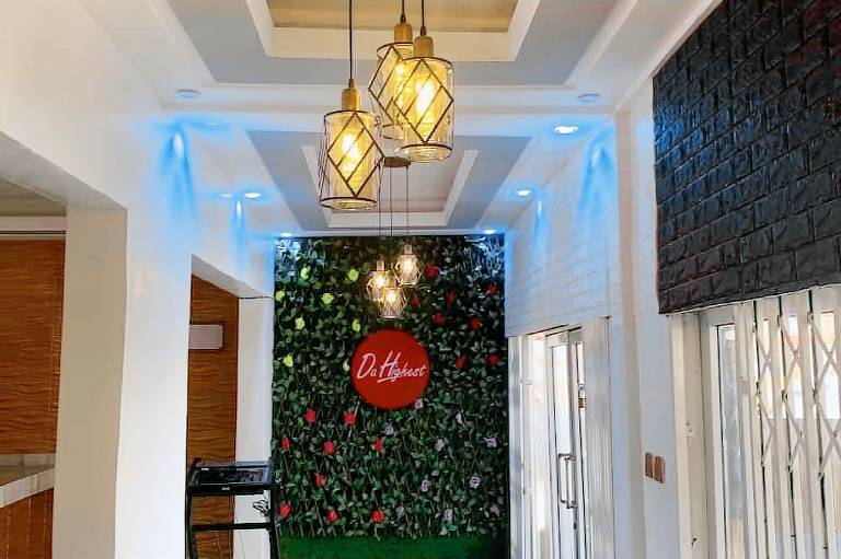 Da Highest Lounge Bar & Restaurant