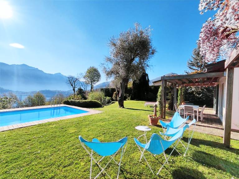 Big vacation home with terrace, private pool & garden | Lake view | Pet-friendly — photo 2