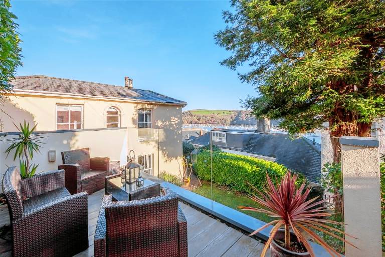 Fully equipped cottage with terrace & yard | Pet-friendly in Dartmouth
