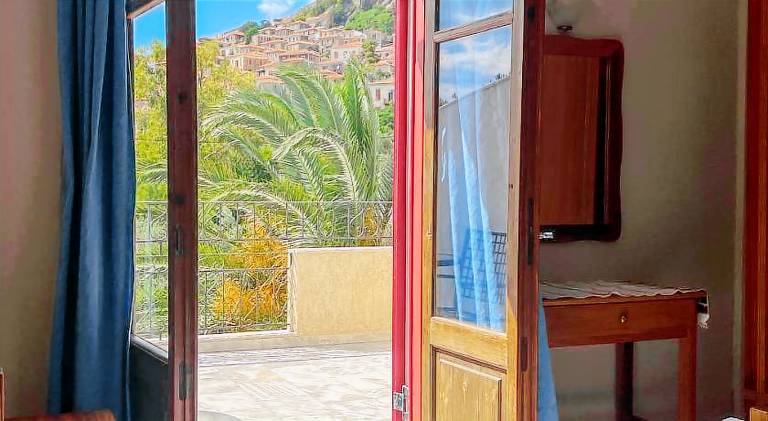 Serviced apartment with terrace & garden in Lesvos