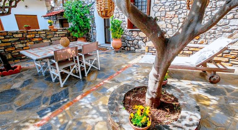 Vacation home with yard — photo 5