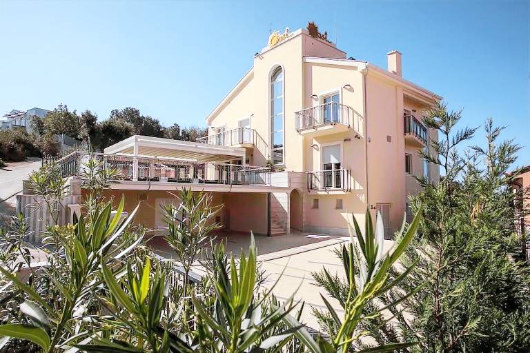 Bed & Breakfast  Pula