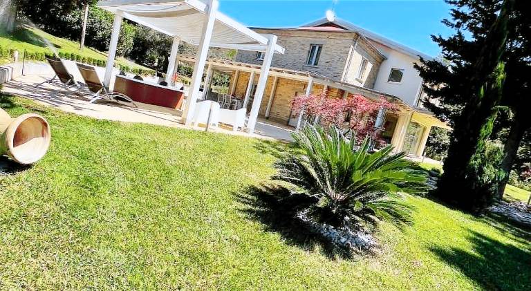 Villa with jacuzzi & pool | Pet-friendly in San Giovanni Teatino