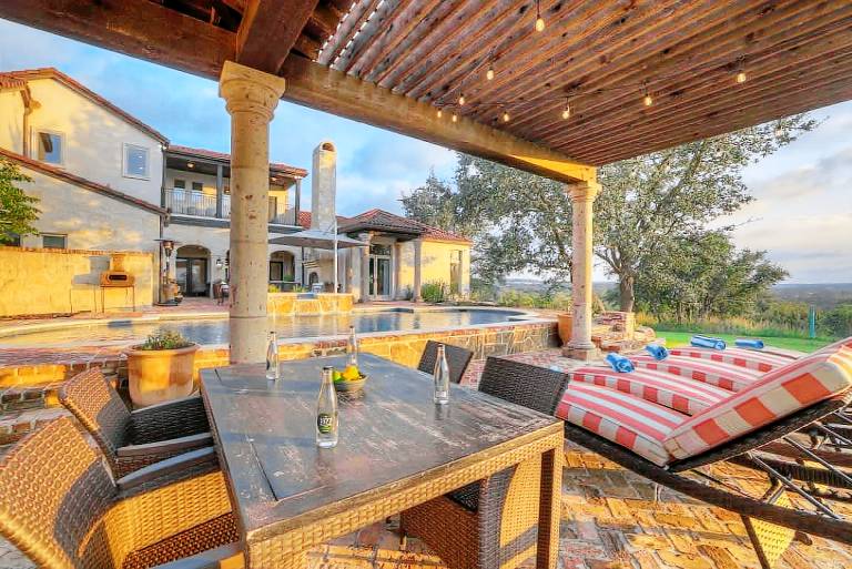 Luxurious Watershaus Ranch - Pool and Hot Tub, Fireplaces, Stunning Views! — photo 5