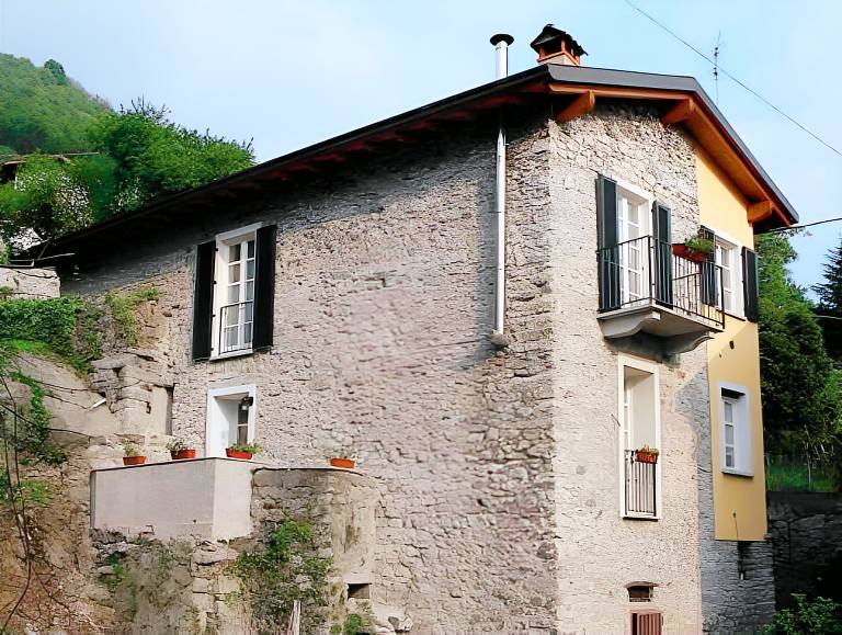 Serviced apartment with barbecue, patio & garden in Lezzeno