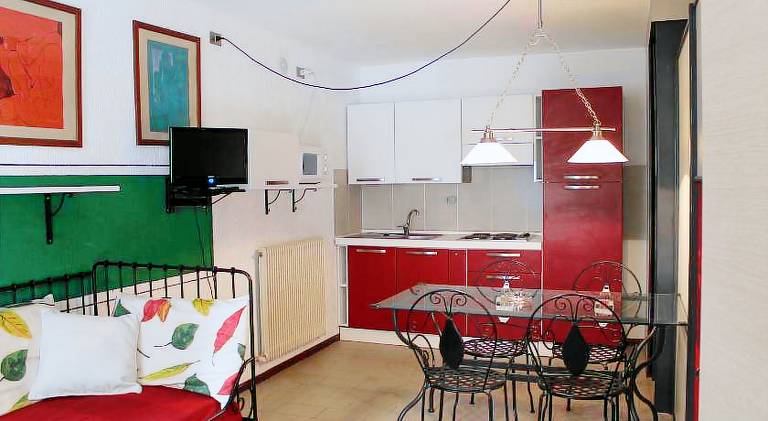 Serviced apartment with patio & yard — photo 4