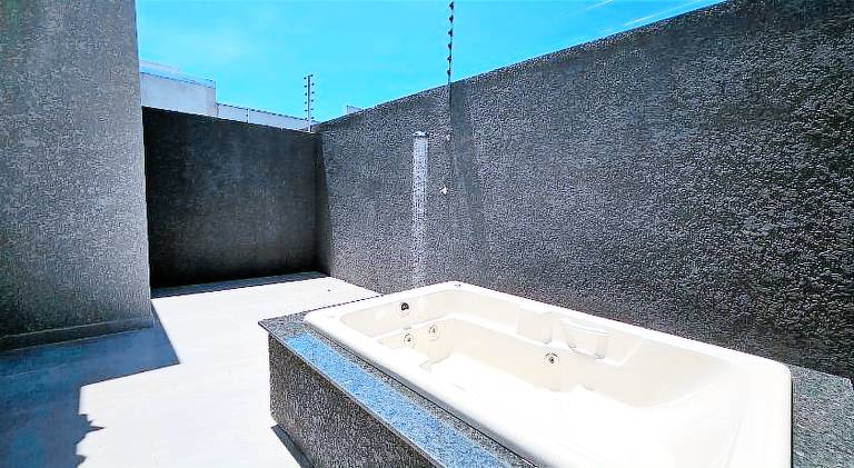 House with jacuzzi — photo 3