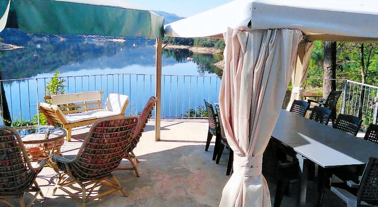 Vacation home with yard, terrace & BBQ | Water view — photo 5