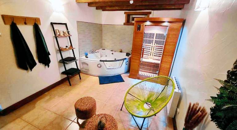 House with jacuzzi — photo 2