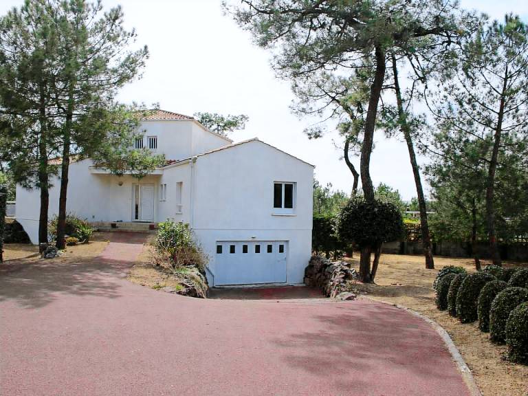 Stunning Villa Near Beach with WiFi, Garden, Terrace, Parking, Pet-Friendly — photo 3
