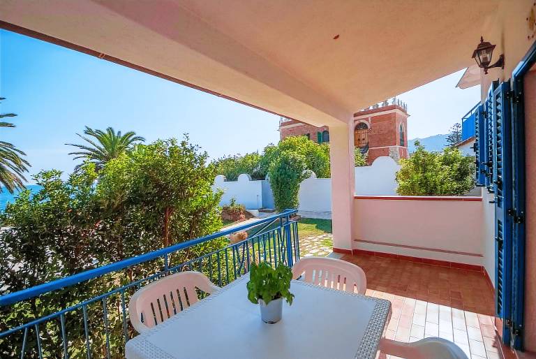 Family-friendly villa with barbeque, terrace & yard | Garden view | Next to the beach | Pets are welcome — photo 3