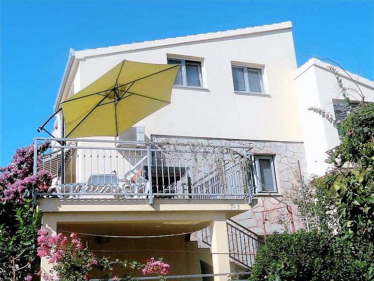 Apartment with barbeque & patio — photo 4