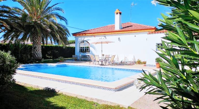 Vacation home with terrace, private pool & yard | Pets are welcome — photo 3