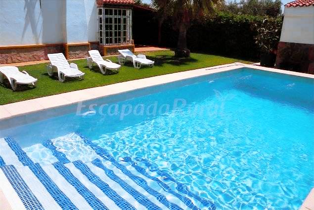 Cottage with patio, BBQ & pool | Garden view — photo 3