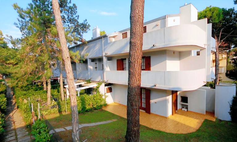 Villa with terrace | Garden view — photo 4
