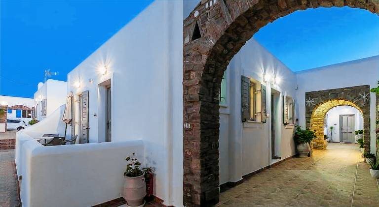 Charming serviced apartment with patio & pool | Beach nearby | Pets are welcome — photo 5
