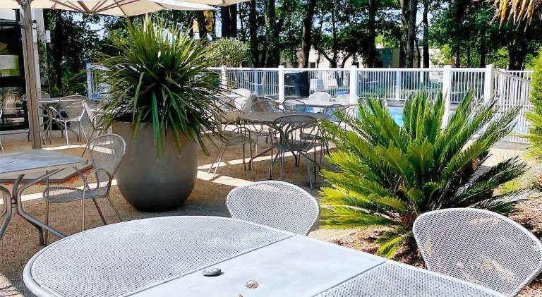 Pleasant serviced apartment with yard, pool & terrace | Pets allowed — photo 4