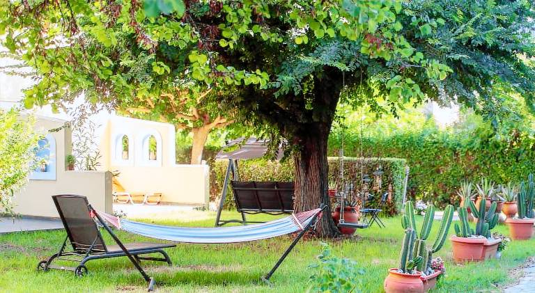 Serviced apartment with patio & yard in Aigialeia