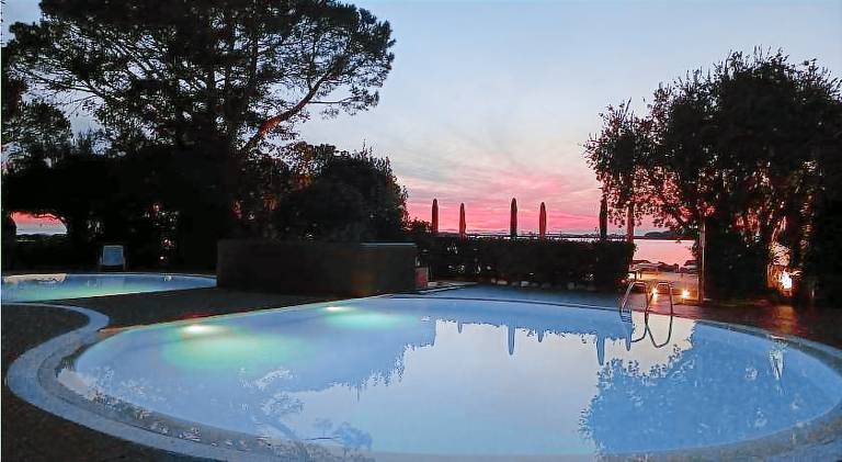 Apartment with terrace, pool & yard — photo 3