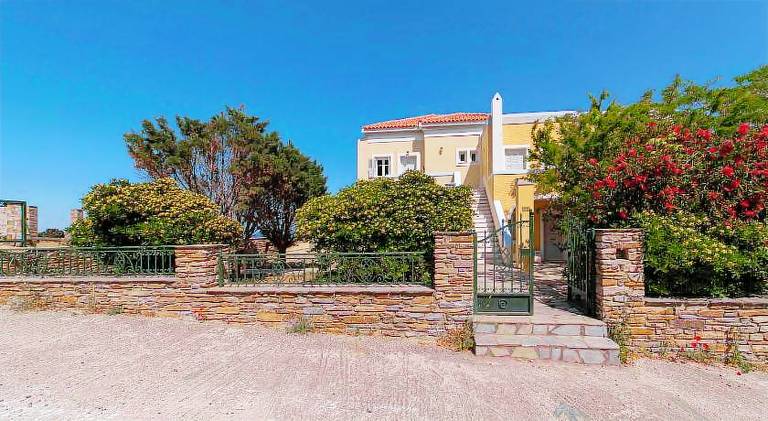 Holiday apartment with yard & patio in Andros