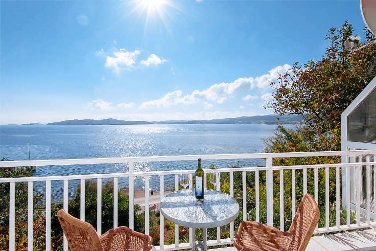 Fully equipped wonderful rental apartment with barbeque, terrace & yard | Beach view | Dogs allowed — photo 2