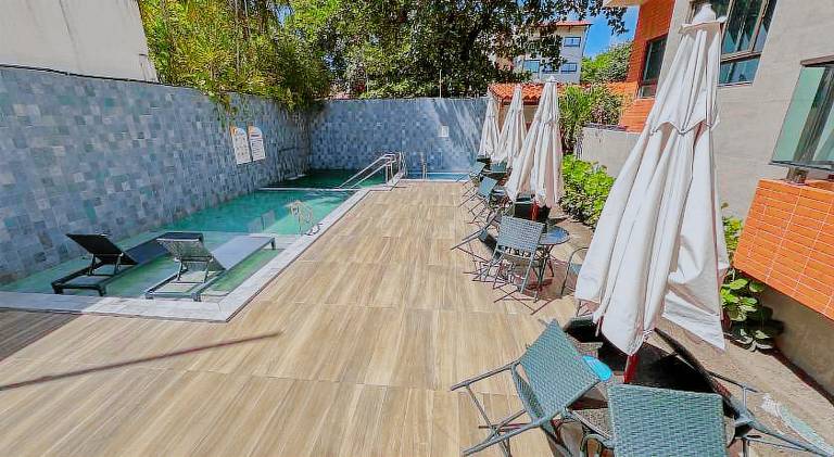 Apartment with pool — photo 4