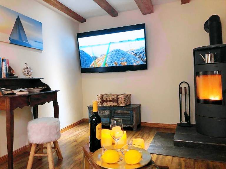 Die liebevoll eingerichtete Wohnung im Cottage auf 45 qm bietet Platz für zwei Personen mit Gartenanteil und Holzterasse. — photo 4