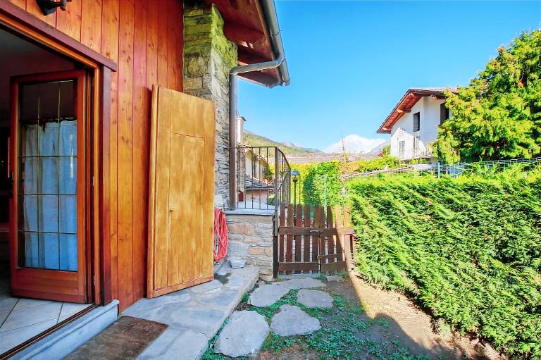 Rental apartment with fast internet & yard | Garden view in Aosta