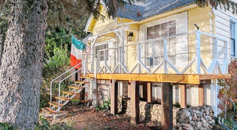 Vacation home with hot tub | Dogs allowed in Mount Shasta, CA