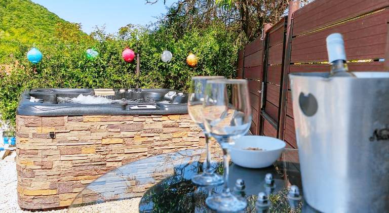 Vacation home with hot tub, grill & yard — photo 4