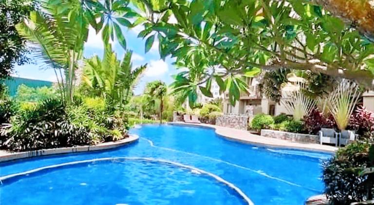 Serviced apartment with pool, yard & terrace in Quezon City