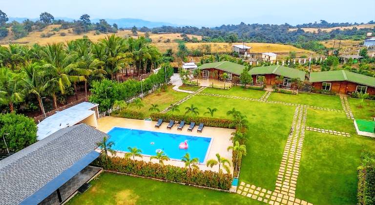 EKOSTAY Luxe - Woodstock Villa I 2 Acre Property I Cricket Turf I Party Friendly — photo 4