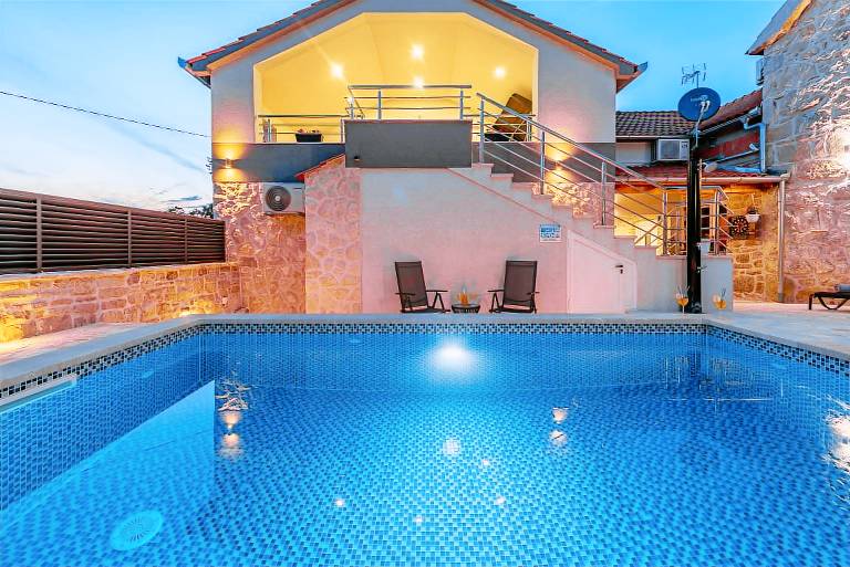 Villa with terrace, private pool & yard | Pets are welcome — photo 2
