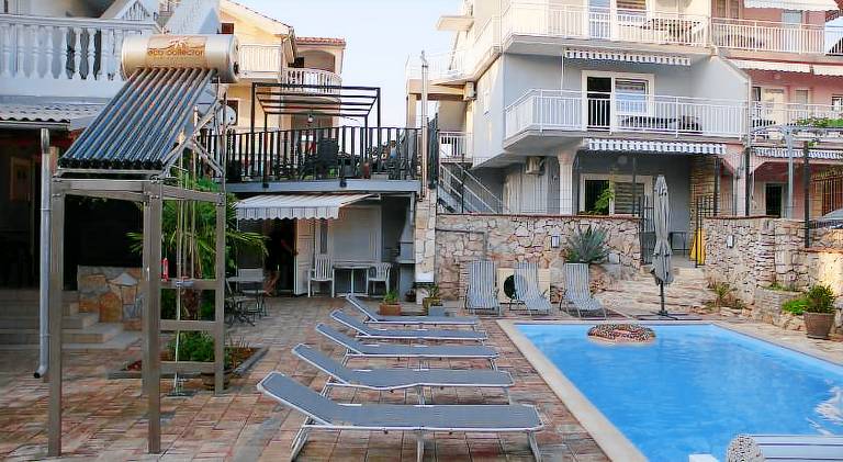 Charming serviced apartment with pool, yard & patio | Beach nearby | Pets are welcome — photo 3