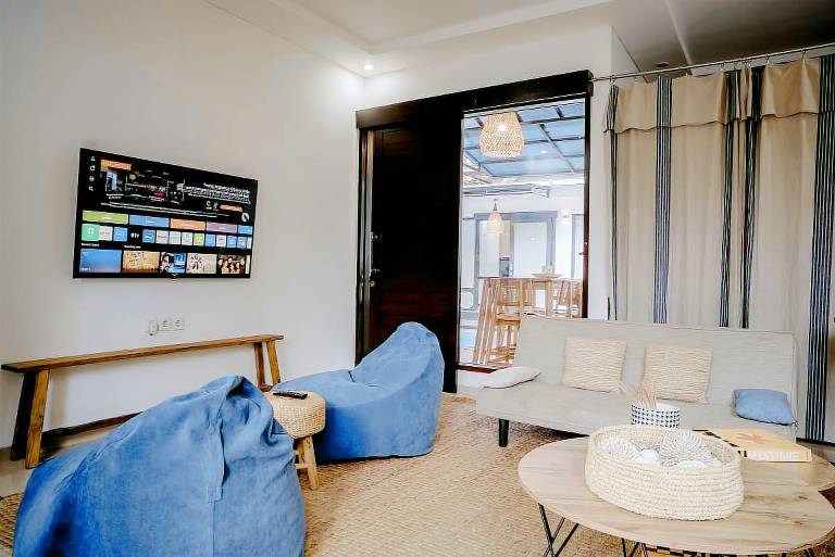 Apartment with private pool, terrace & garden — photo 4