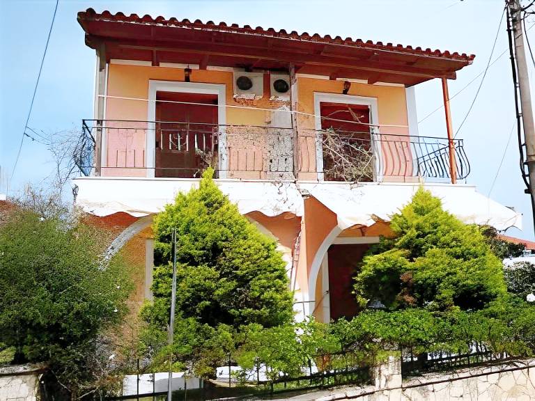 Rental apartment with terrace, yard & grill in Zakynthos
