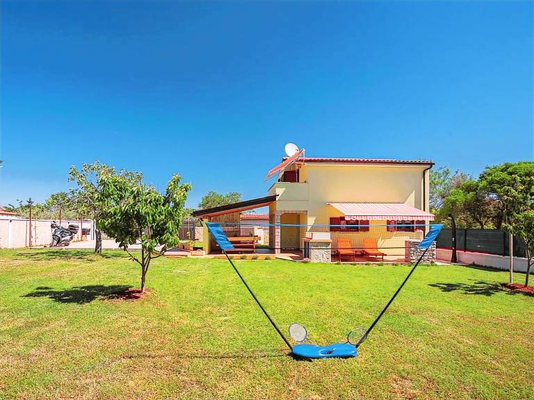 Vacation home with barbeque & terrace — photo 2